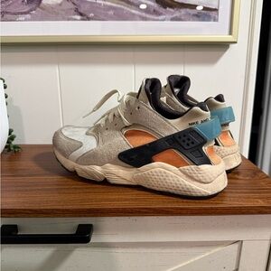 Nike Huaraches Beige/Orange/Teal Sneakers